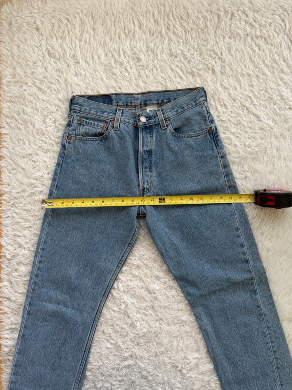 90s Vintage Levi’s 501 med wash - Picture 6 of 16